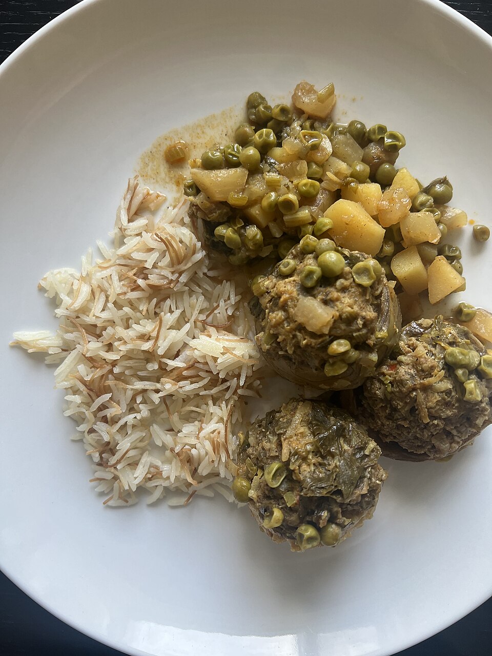 A pot of Greek anginares me araka artichokes with peas and dill