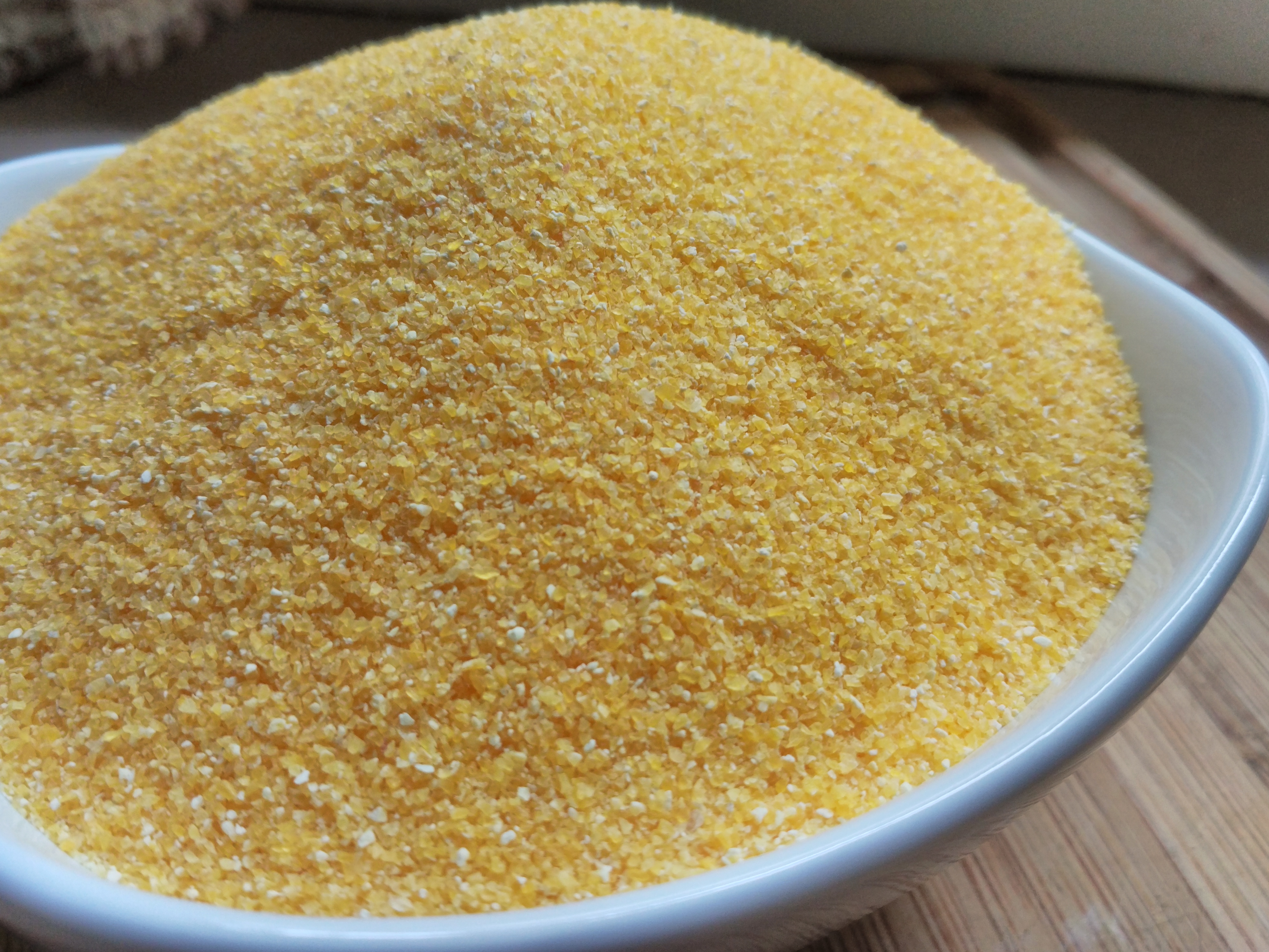 Coarse yellow cornmeal used for Greek bobota