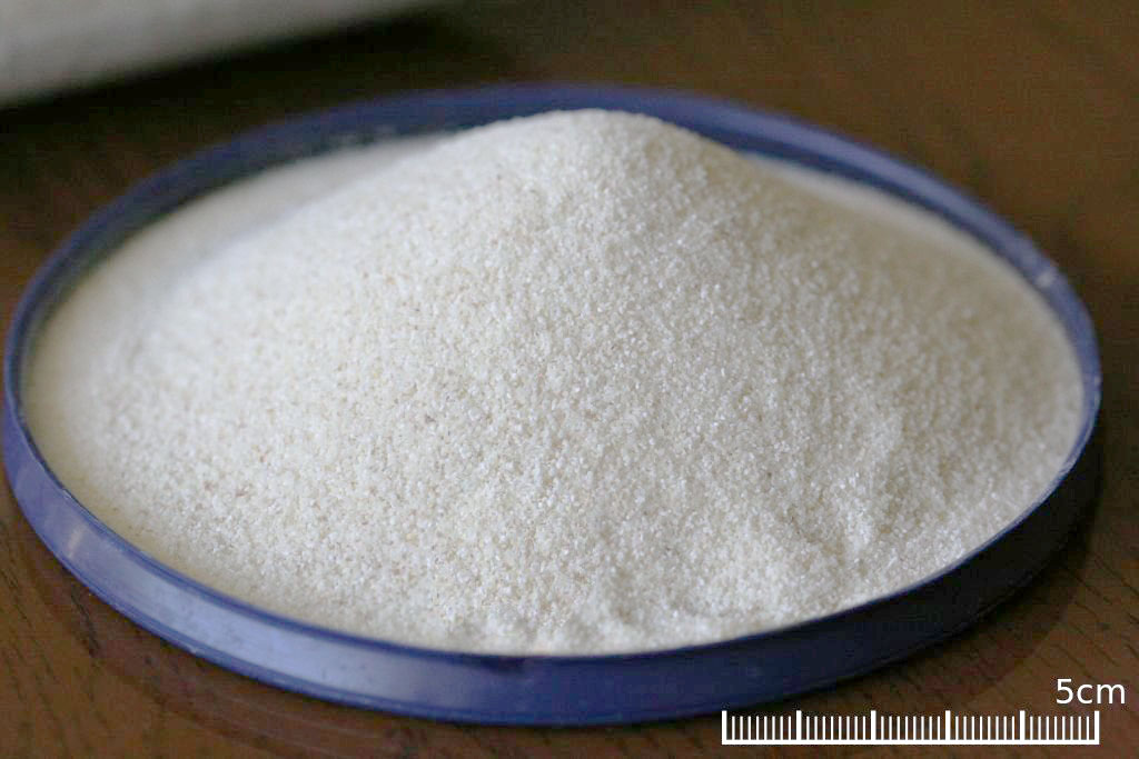 Coarse and fine semolina, simigdali, in two bowls