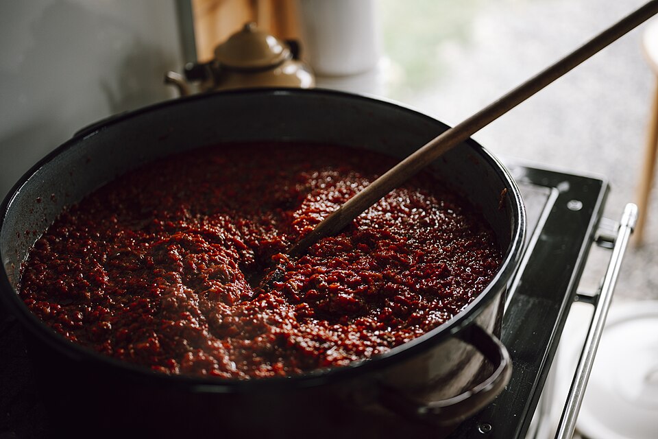 A pot of basic Greek tomato sauce, saltsa domatas
